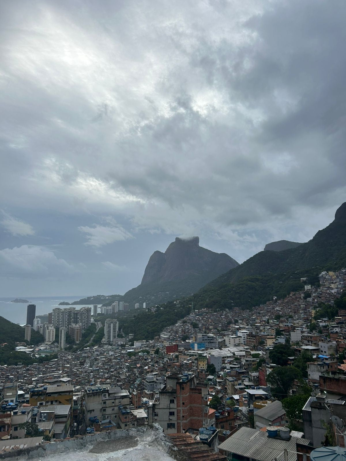 Favela Rocinha en van o moto — Vive Brasil